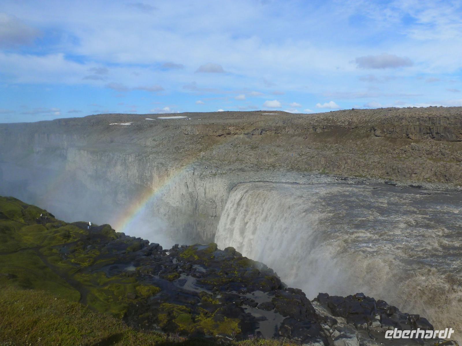 Der gewaltige Dettifoss mit Regenbogen