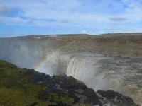 Der gewaltige Dettifoss mit Regenbogen