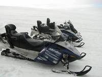 Aufgereihte Schneemobile