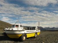 Amphibienfahrzeug in der Gletscherlagune Jökulsarlon