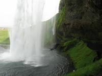 Spaziergang hinter dem Wasserfall