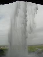 Hinter dem Wasserfall Seljalandsfoss