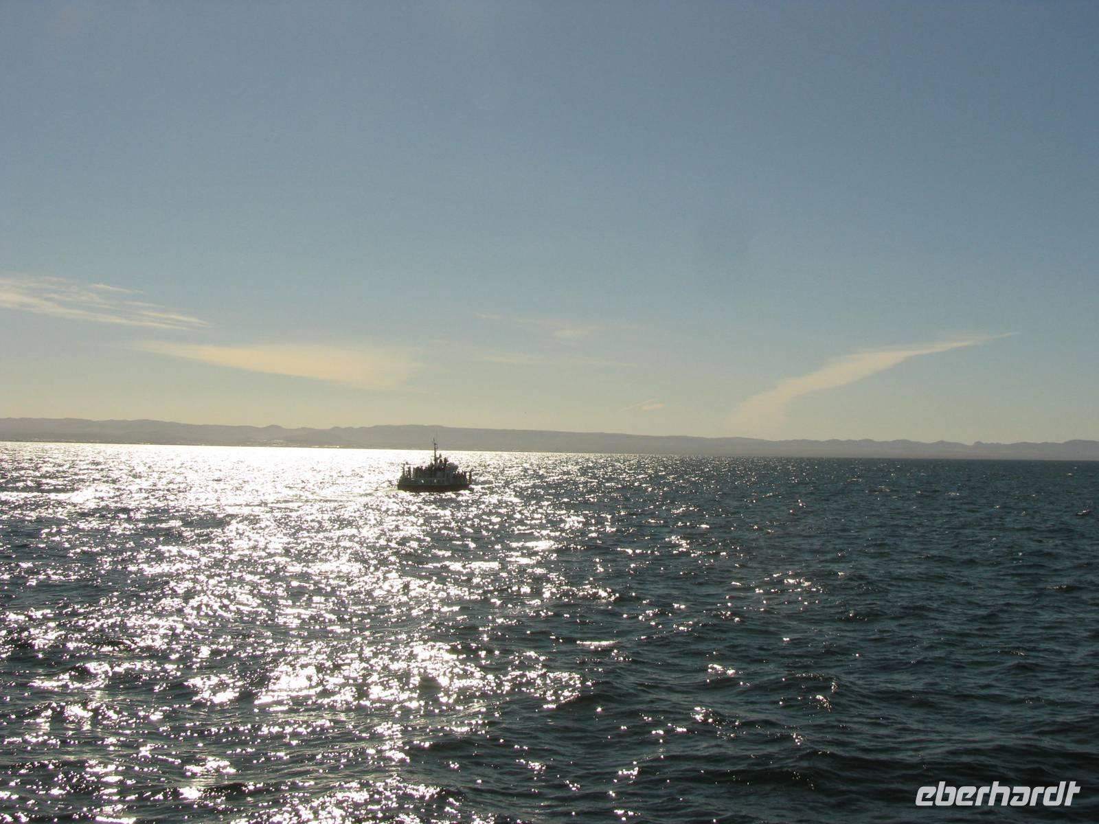 Boot in der glitzernden Bucht