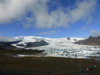 Gletscherzunge Fjallssárlón mit kleiner Lagune am Hvannadalshnúkur 