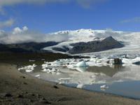 Gletscherzunge Fjallssárlón mit kleiner Lagune am Hvannadalshnúkur 