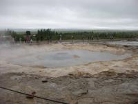 Im Feld der heißen Quellen der Geysir 