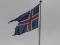 Die isländische Fahne am historischen Parlamentsplatz in Thingvellir