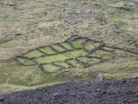und nach unten gleich neben den Krater