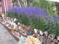 Eine herrliche Gartenanlage gehört mit zu Petras Steinhaus
