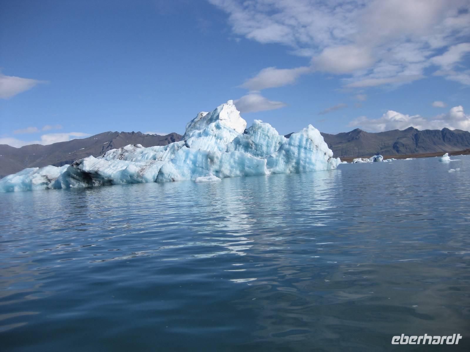 Der See Jökulsarlon mit Eisbergen und Felsen