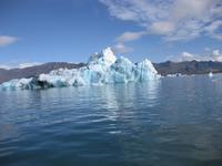 Der See Jökulsarlon mit Eisbergen und Felsen