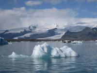Der See Jökulsarlon mit Eisberg und Gletscher