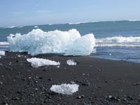Gletschereis am Meeresstrand