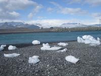 An der Mündung des Abflusses vom See Jökulsarlon in das Meer