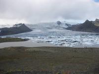 Die Gletscherzunge mündet in den Gletschersee