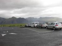 Parkplatz vor dem Informationszentrum mit Blick auf die höchsten Berge Islands - leider im Nebel