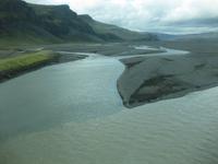 Hier treffen Quellfluss (links) und Gletscherfluss (rechts) aufeinander