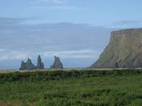 Die Felsnadeln Reynisdrangar im Meer vor Vik