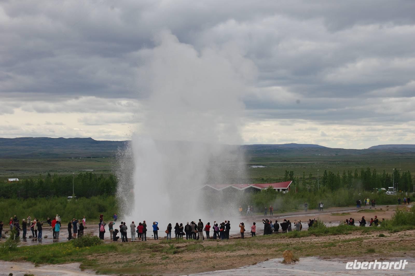 Geysir „Strokkur“ spuckt alle 3 - 6 Minuten