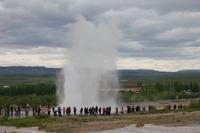 Geysir „Strokkur“ spuckt alle 3 - 6 Minuten