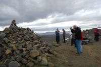man muss einen Stein auf den Haufen werfen um das Unglück zu vermeiden