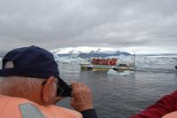 Amphibien-Fahrzeug an der Gletscherlagune  