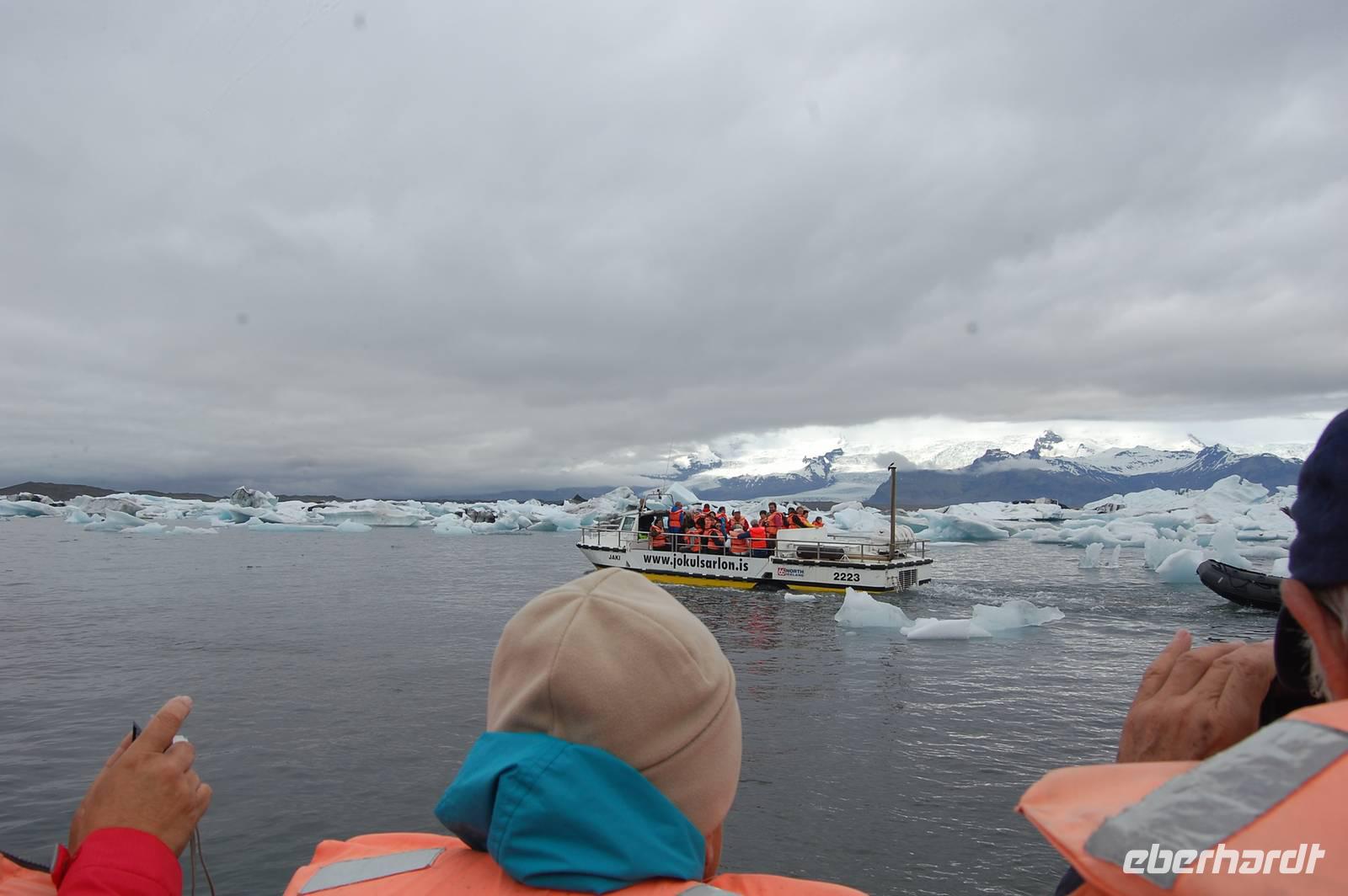 Amphibien-Fahrzeug an der Gletscherlagune  
