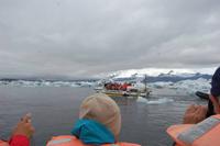 Amphibien-Fahrzeug an der Gletscherlagune  