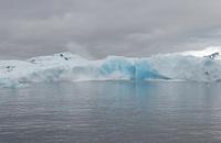 der Eisberg kalbt gerade