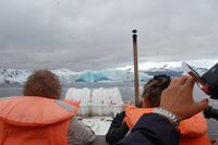 der Eisberg kalbt gerade