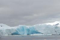 der Eisberg kalbt gerade