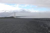 mystischer Nebek am Zufluss der Gletscherlagune zum Meer