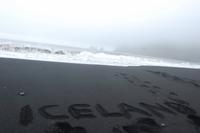 Felsnadeln und schwarzer Sandstrand bei Vik im mystischen Nebel