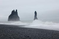 Felsnadeln bei Vik im mystischen Nebel