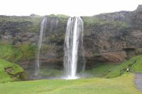 man kann hinter die Fontäne dieses Wasserfalls gehen