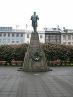 Skulptur Jón Sigurðsson im Austurvöllur Park in Reykjavík
