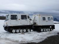 Schneekettenfahrzeug auf dem Gletscher