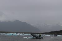 Schlauchboot in der Gletscherlagune