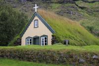 kleine Dorfkirche mit Grasdach