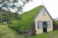 kleine Dorfkirche mit Grasdach