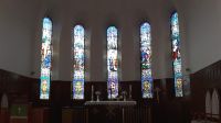Die bunten Kirchenfenster in Akureyri