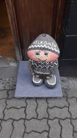 Eine Steinfigur vor einem Laden in Akureyri