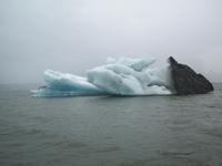 Gletscherlagune Jökulsarlon - teilweise noch schwarz vom letzten Vulkanausbruch