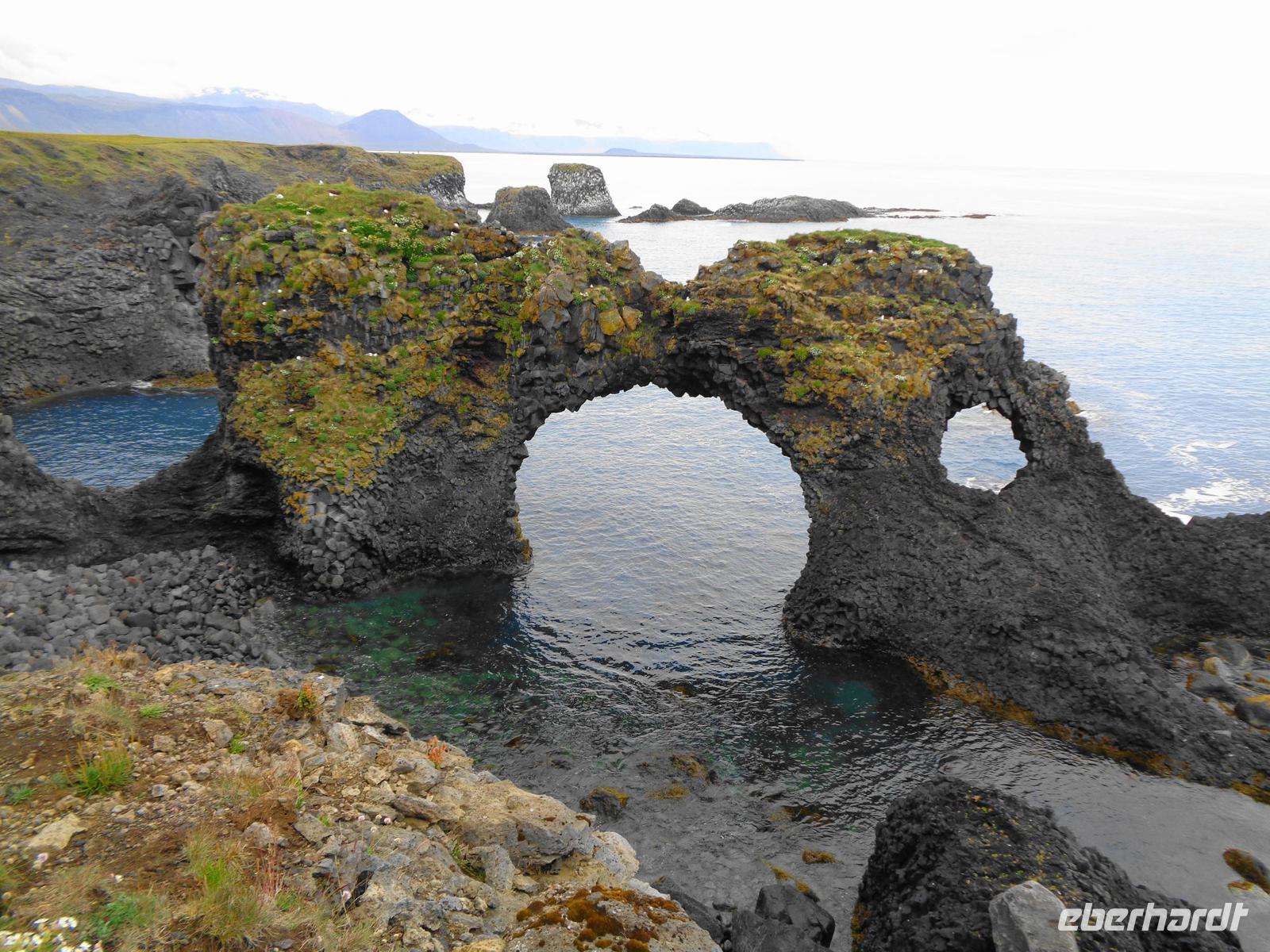 Island - Halbinsel Snæfellsnes - Küste bei Arnarstapi, Gatklettur (Lochfelsen) 