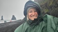 Rundreise Island - Franzi bei bestem Wetter am schwarzen Strand von Vik