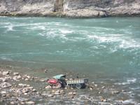 Steingewinnung im Hochgebirgsfluss Nepals