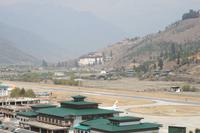 Paro Dzong und Flughafen