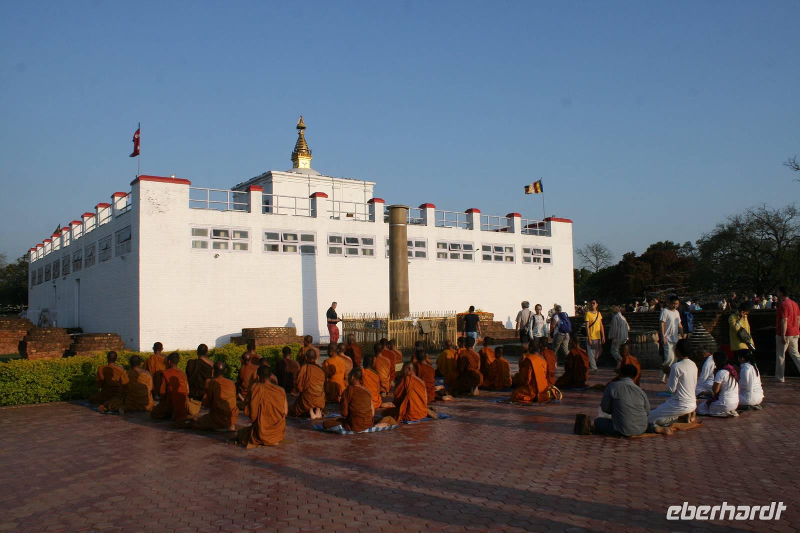 Lumbini - Maya Devi Tempel mit Säule von Ashoka