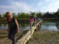 abendlicher Spaziergang durch ein Tharu-Dorf