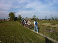 abendlicher Spaziergang durch ein Tharu-Dorf